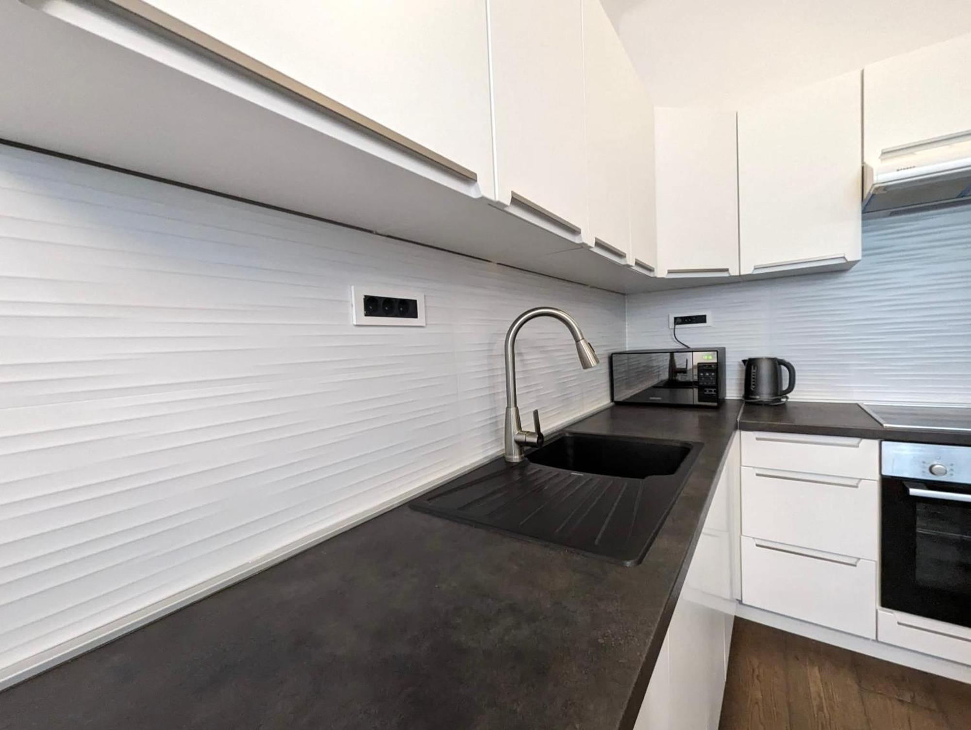 Fantabulous Downtown Abode W King Bed, 65" Tv, Washer And Tumble Dryer Zágráb Kültér fotó