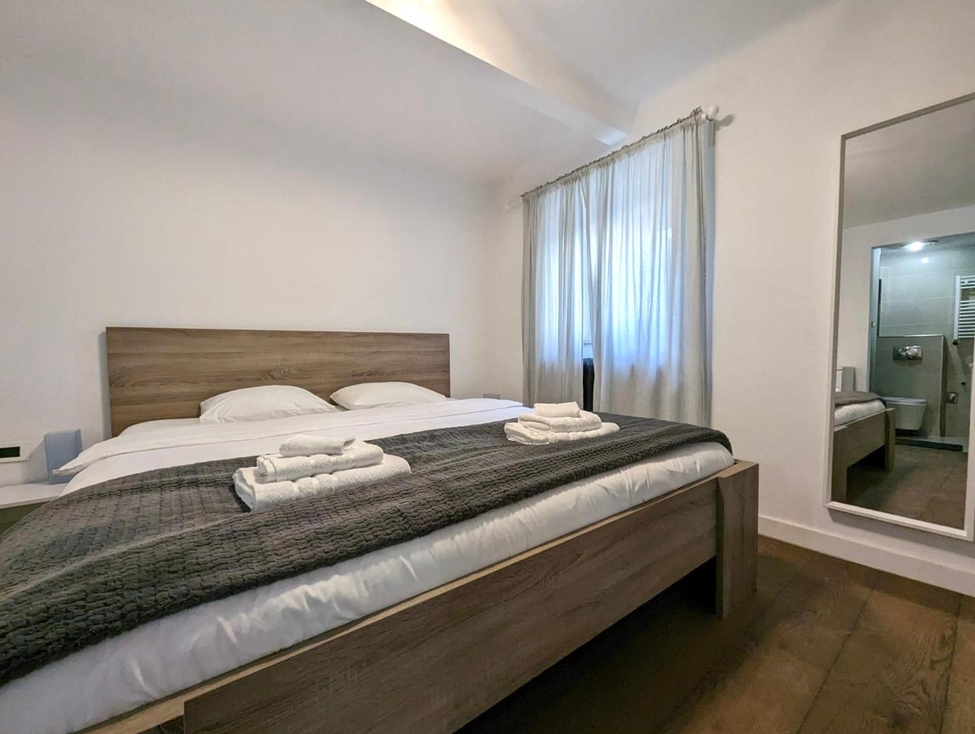 Fantabulous Downtown Abode W King Bed, 65" Tv, Washer And Tumble Dryer Zágráb Kültér fotó