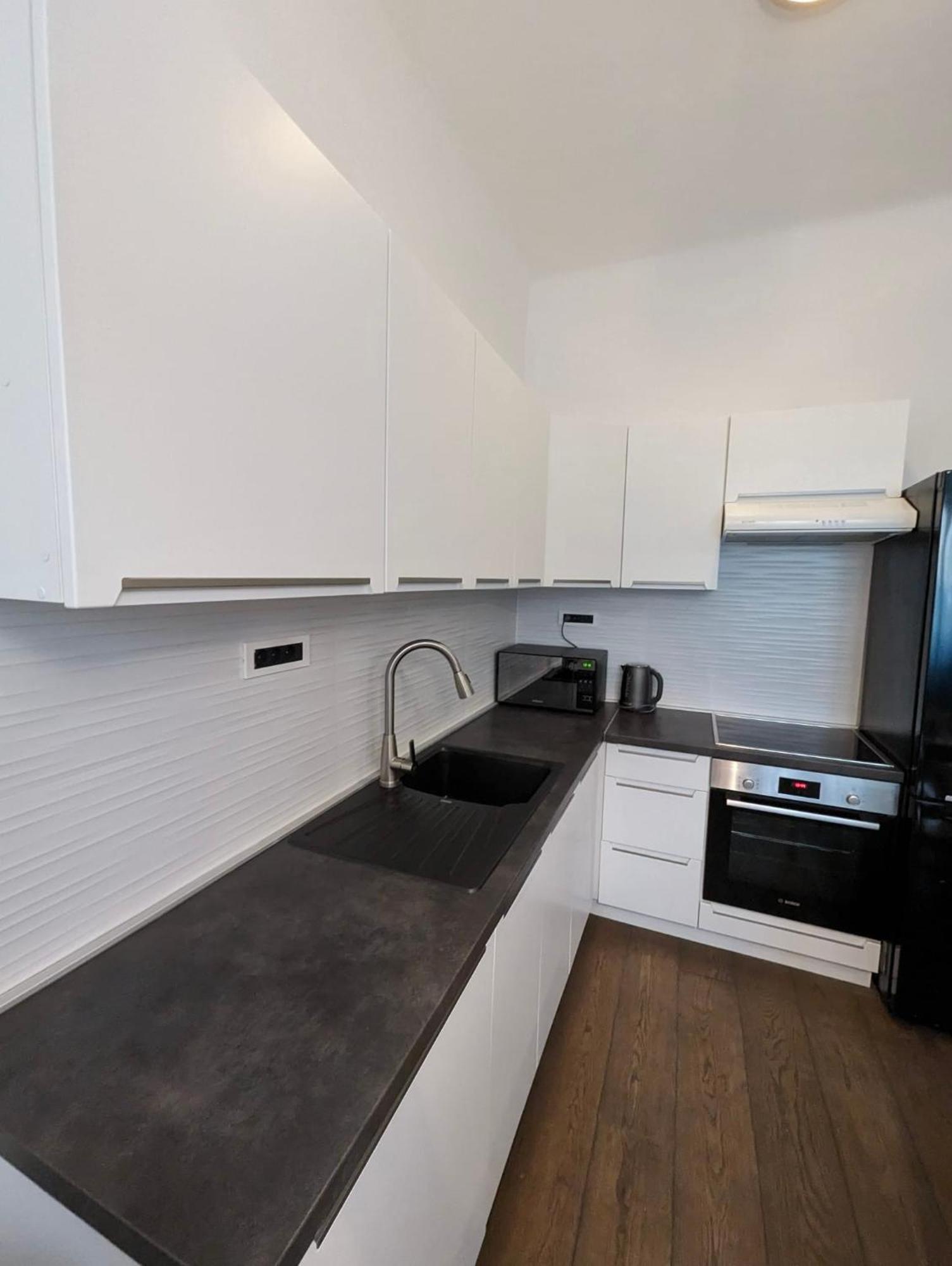 Fantabulous Downtown Abode W King Bed, 65" Tv, Washer And Tumble Dryer Zágráb Kültér fotó