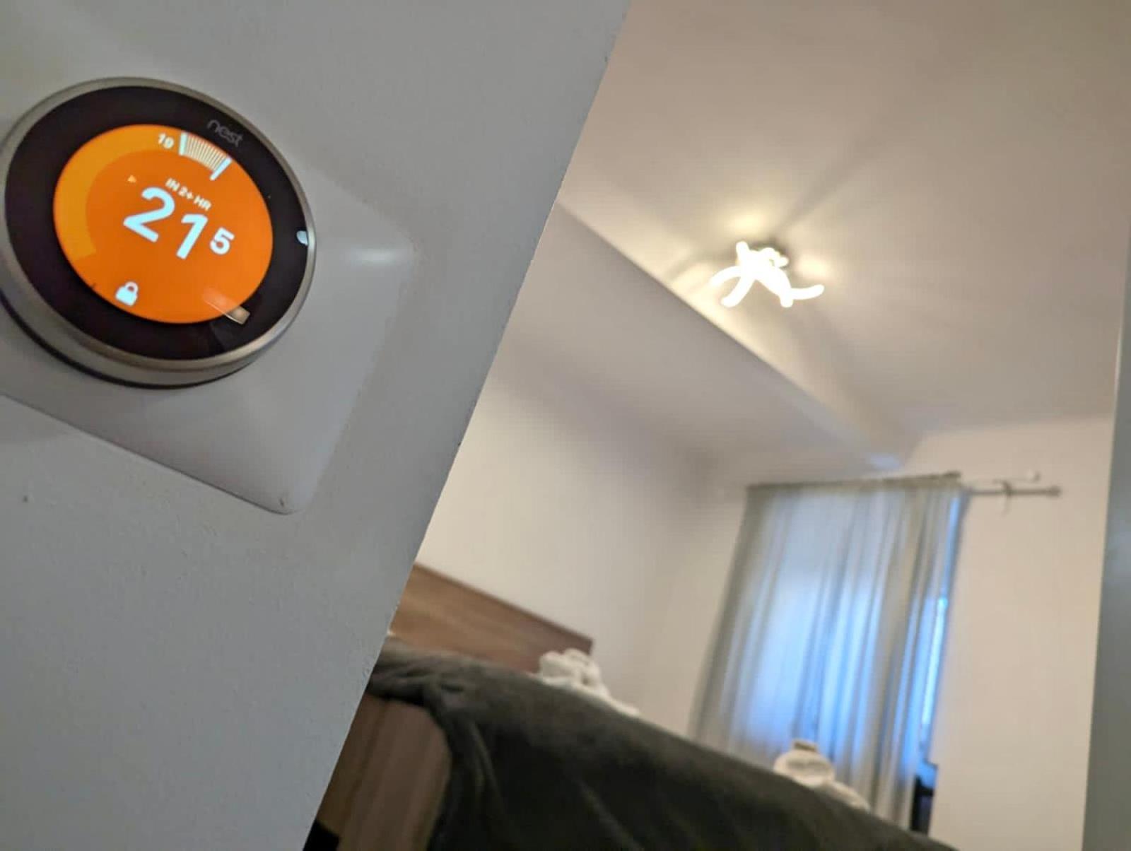 Fantabulous Downtown Abode W King Bed, 65" Tv, Washer And Tumble Dryer Zágráb Kültér fotó
