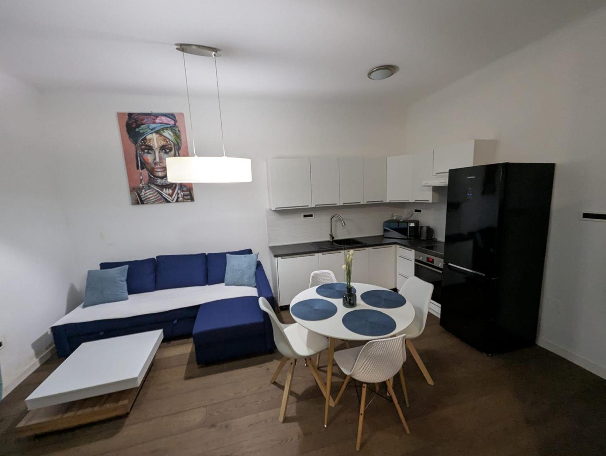 Fantabulous Downtown Abode W King Bed, 65" Tv, Washer And Tumble Dryer Zágráb Kültér fotó